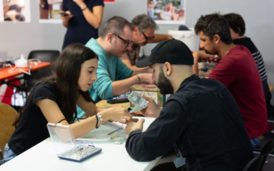 Riparare giocattoli. Laboratorio gratuito interattivo per la riparazione di giocattoli.  
